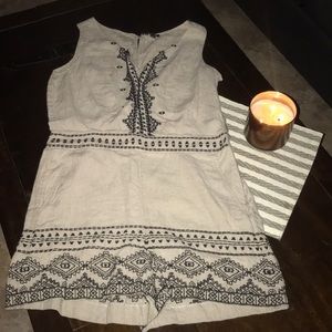 Women’s size 8 dressy romper with POCKETS!